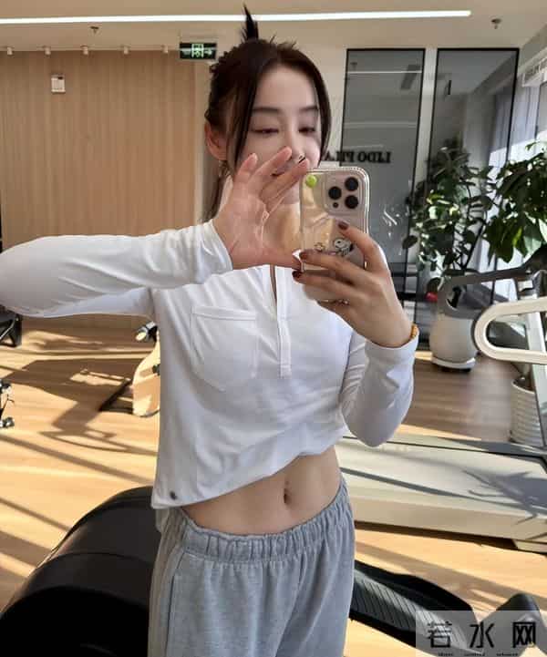 38岁袁姗姗晒健身美照，小腹平坦零赘肉，马甲线优越太绝了