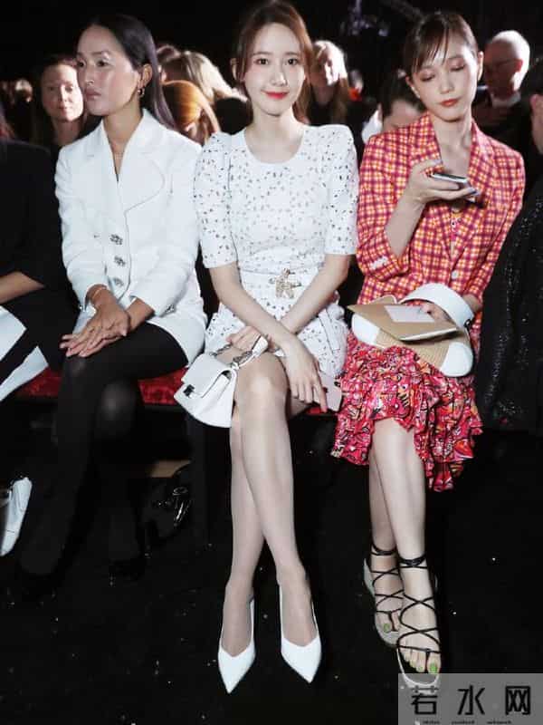 林允儿超薄肉丝出席活动美照