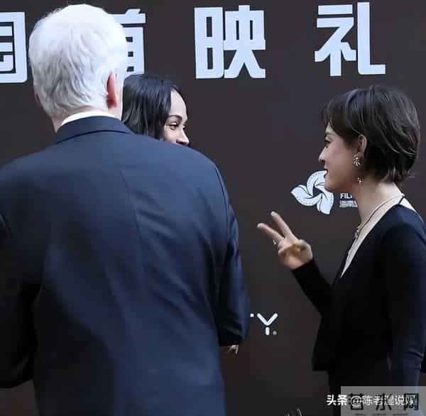 红毯成"照妖镜"!章子怡假发尴尬,孙俪深V险走光,黄轩没存在感