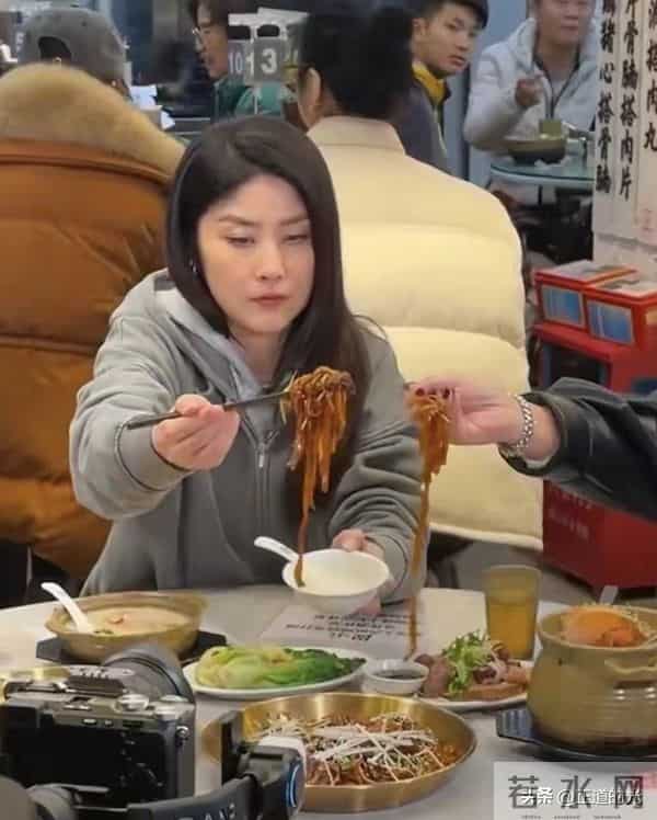 53岁陈慧琳：人生最大阻碍是脸大 宁愿肥也不医美 路边摊吃粉接地气