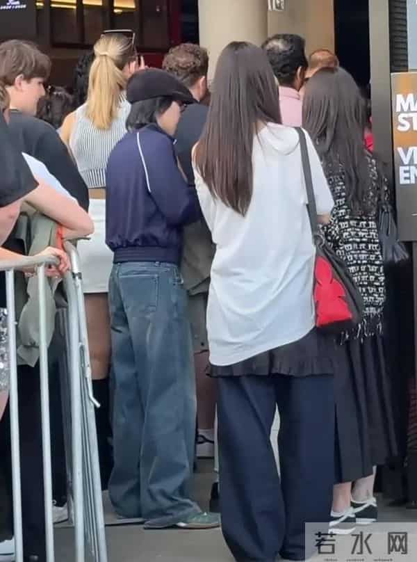 窦靖童陪宋妍霏回澳大利亚探亲 帮忙拿外套 一起去看lady gaga演唱会