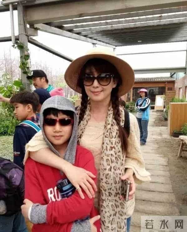 孟庭苇现状:风韵犹存容颜不改,56岁单身潇洒,儿子18岁长得超帅