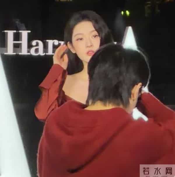 上海红毯太真实，谭卓脸肿，吉娜大小胸成谜，赵雅芝深V险走光