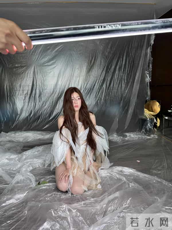 赵露思的透视纱裙有点大胆