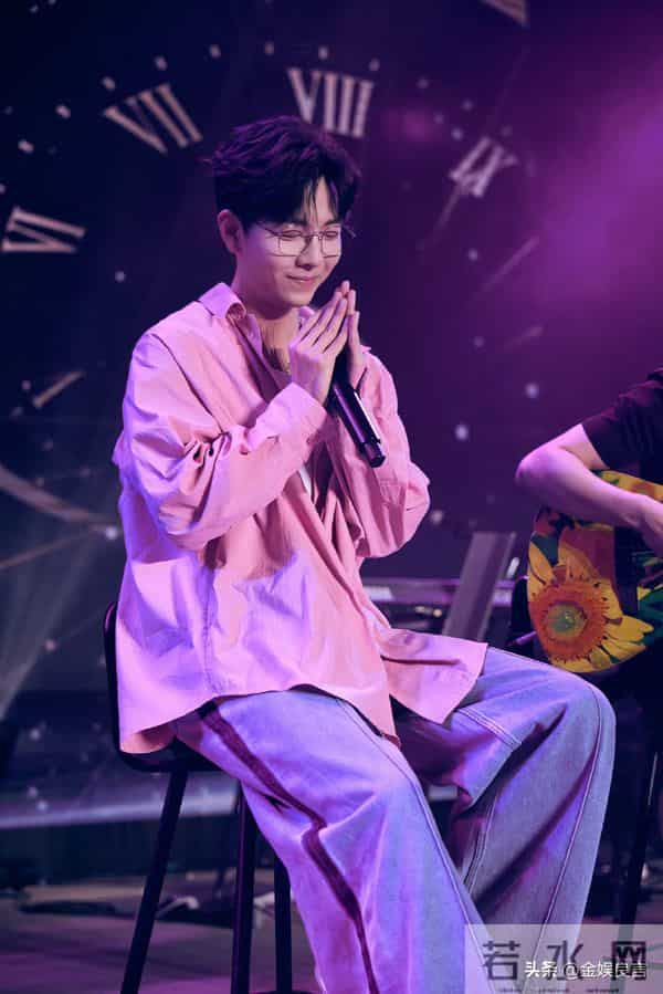 胡夏广西偶遇，被拍后斜眼表情冷漠，开9万敞篷车载女伴寒酸