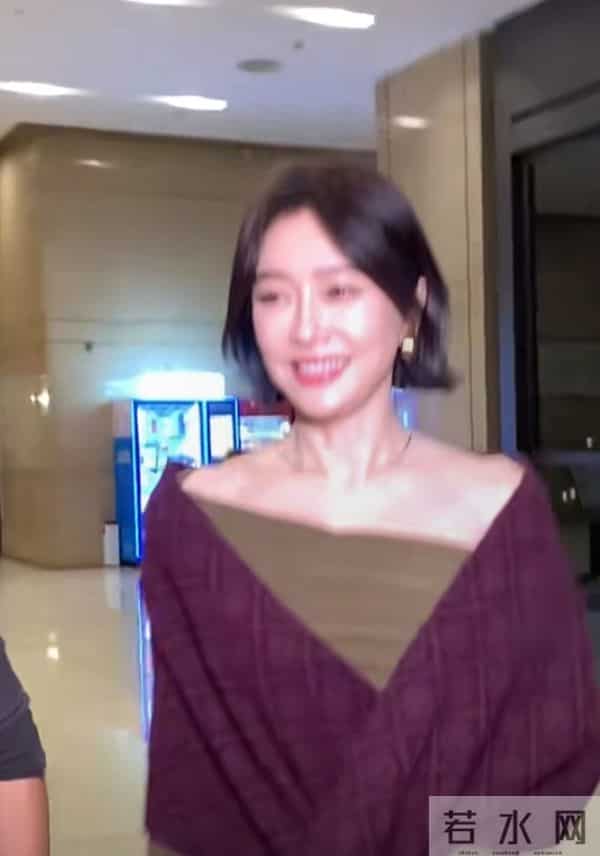 秦岚抵达广州出席活动，墨绿长裙搭酒红披巾，短发超有韵味