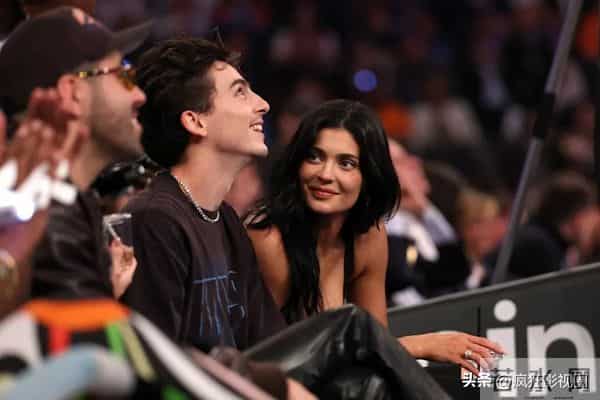 打破分手传言,甜茶高调秀恩爱,好莱坞名媛凯莉詹娜终于得手