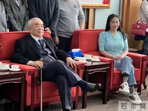 87岁范曾风波后首露面！小50岁徐萌已生子，将与继子女儿断绝关系