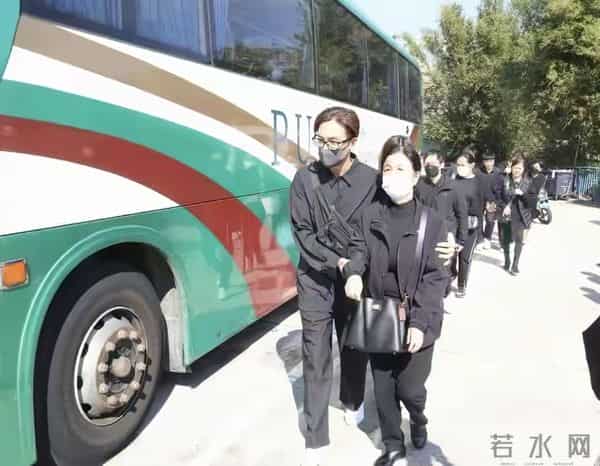 突发！马国明父亲离世，出殡过程曝光，汤洛雯搀扶着婆婆送别公公