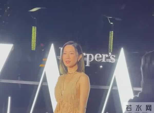 上海红毯太真实，谭卓脸肿，吉娜大小胸成谜，赵雅芝深V险走光