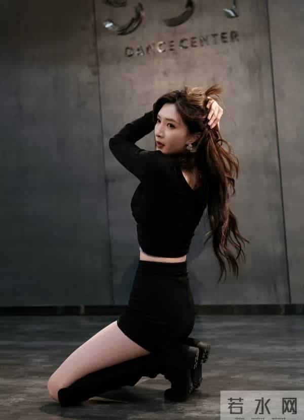 江疏影光腿穿长靴跳舞,人美身材火辣!