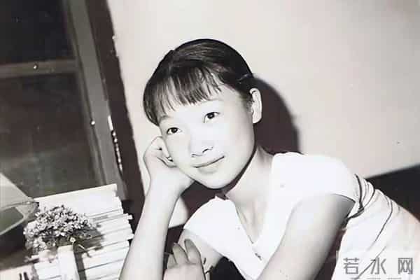 男友病逝后和妈妈抱头痛哭,54岁未婚无儿无女,如今吕薇后悔了吗