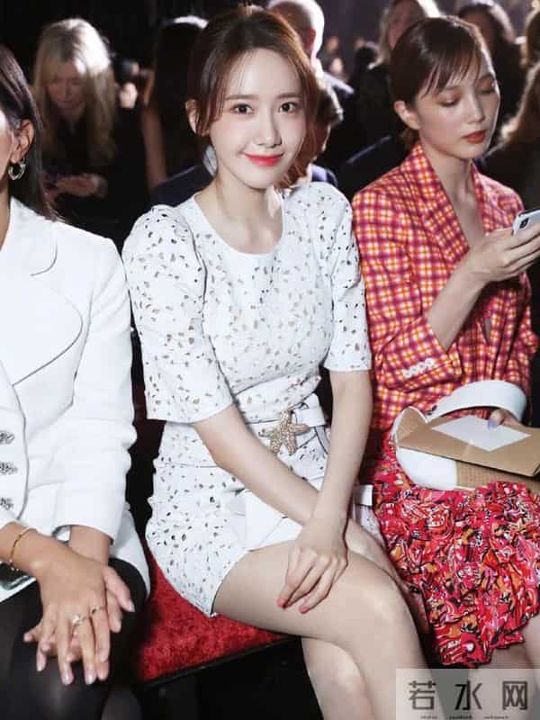 林允儿超薄肉丝出席活动美照