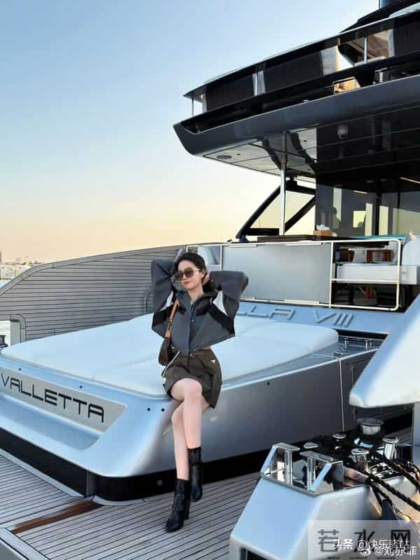 美爆了!刘亦菲旅游游艇新照 身穿LV系列高调奢华 减肥成功重返巅峰