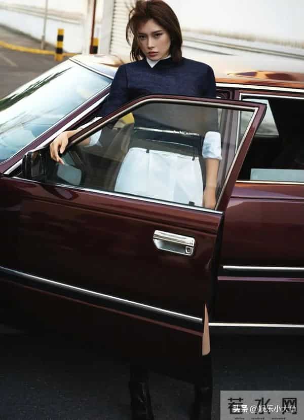 吴艳妮最新杂志大片,身材肌肉保持真好,随便一个动作都美翻了