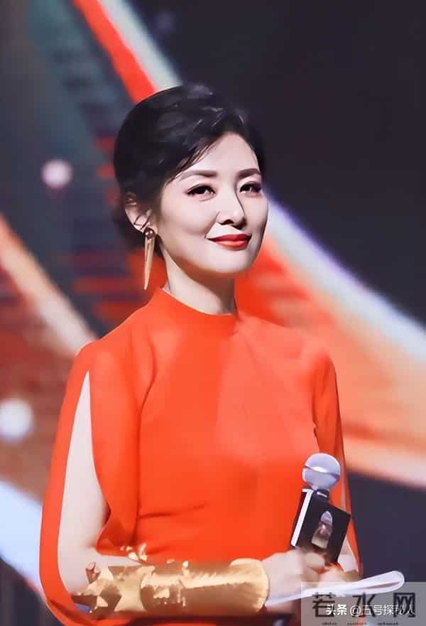 她“抛弃”前夫再嫁百亿富豪，从央视辞职8年，今56岁跨行当演员