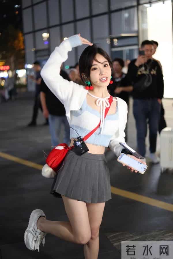 34岁冯提莫癌症复发后复播,巧妙遮挡手术疤痕,粉丝:女神别熬夜