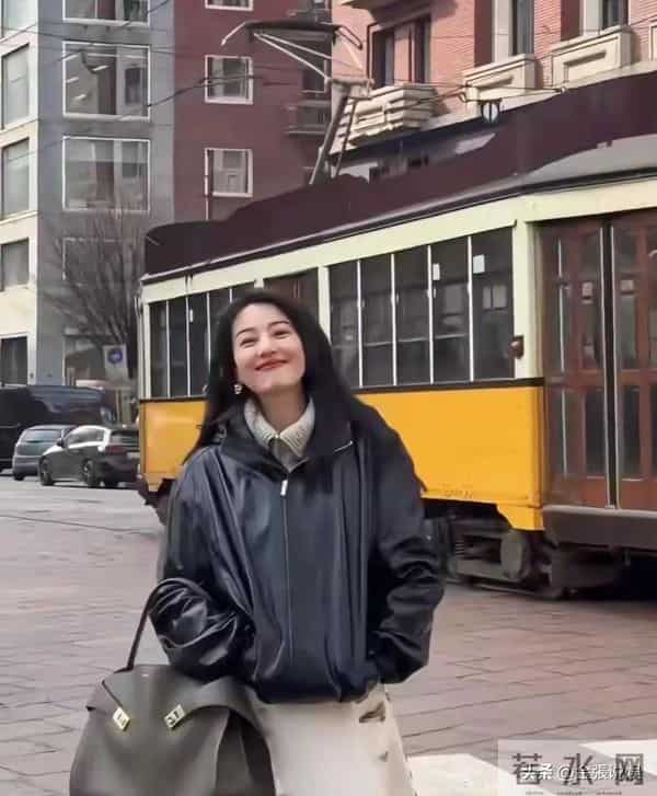 46岁高圆圆米兰街头放飞!没人认出素颜狂拍，生图状态看呆路人