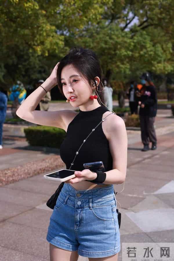 34岁冯提莫癌症复发后复播,巧妙遮挡手术疤痕,粉丝:女神别熬夜