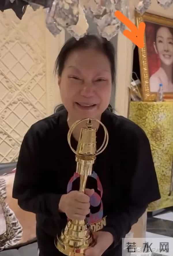 马筱梅挺孕肚为麻六记站台，脸部水肿孕味浓，黄春梅却在这天哭了