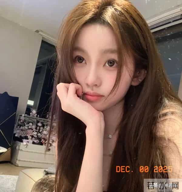 王思聪晒滑雪照,穿粉色貂皮,戴着可爱的帽子,手拿咖啡,很惬意