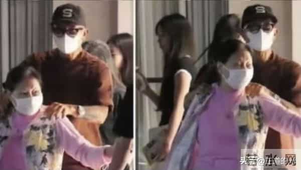 小S送金钟奖杯 S妈哭得面相都变了 家里乱糟糟 大S的遗像旁堆满杂物