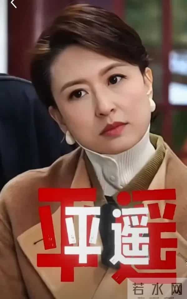 张蕾现身平遥，驼色大衣配高领衫，气质温婉，颜值在线