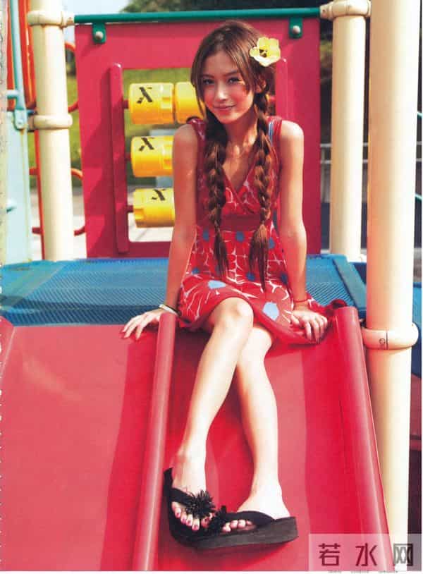 Angelababy纯欲氛围感拉满,美腿线条惊艳