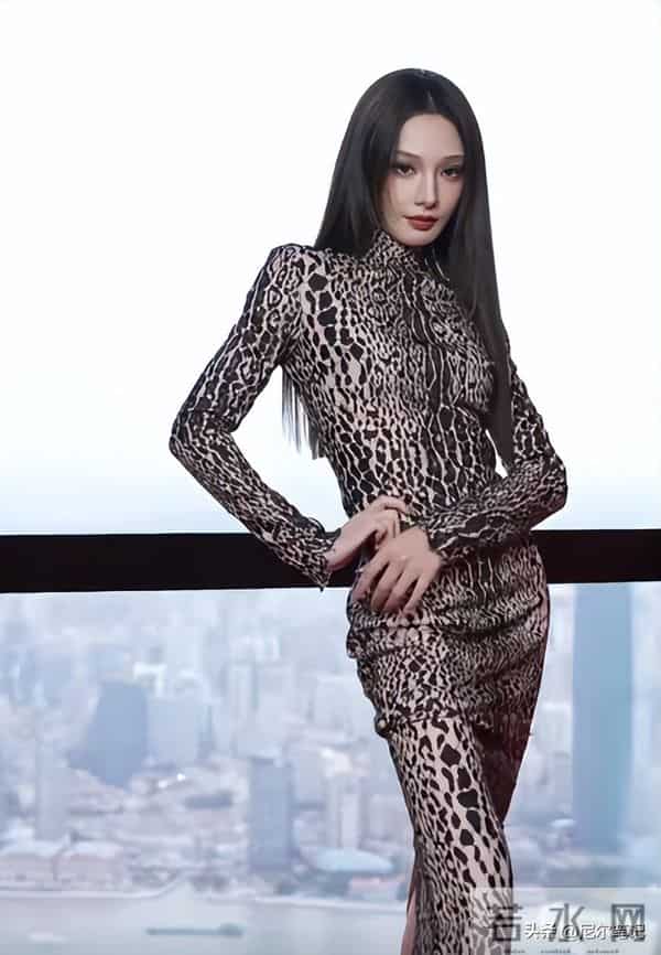 上海这一夜，搔首弄姿的彭小苒，被26岁王楚然秒了：妆再浓也白搭