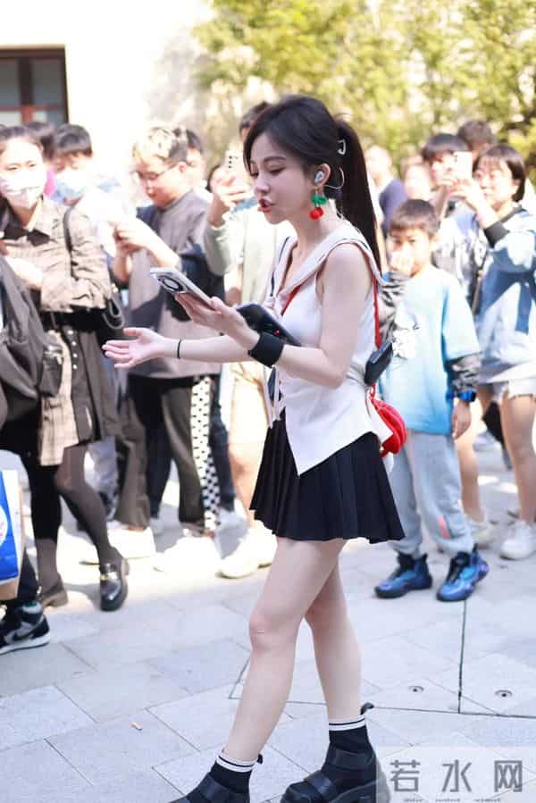 34岁冯提莫癌症复发后复播,巧妙遮挡手术疤痕,粉丝:女神别熬夜