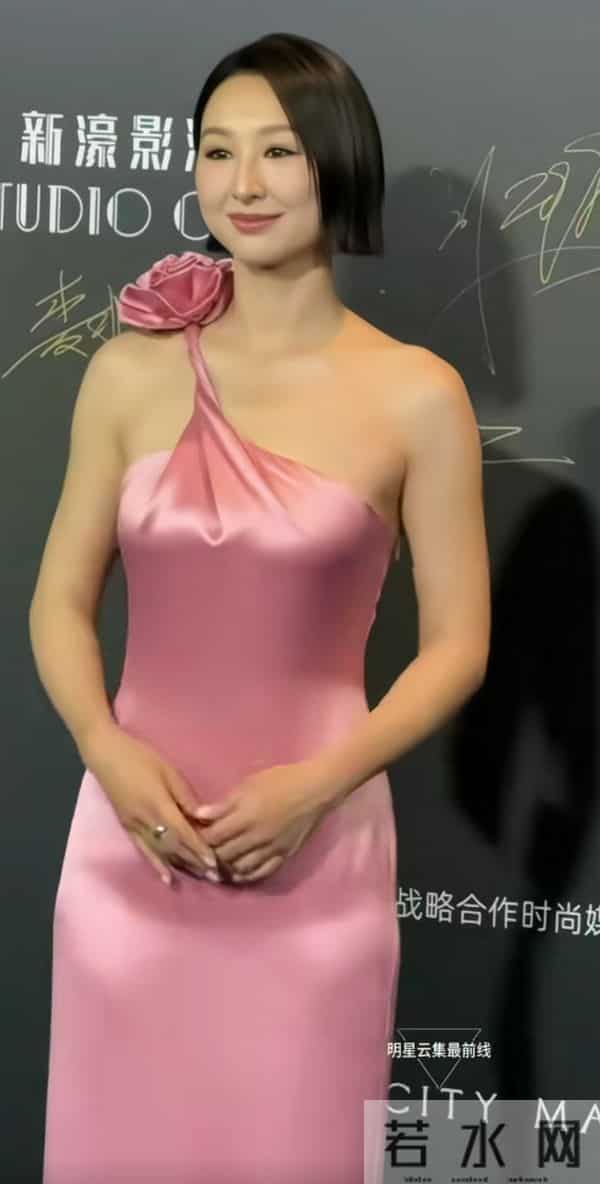 高海宁真是一副好身材，有肉感又有线条真是好看，气血好足的样子