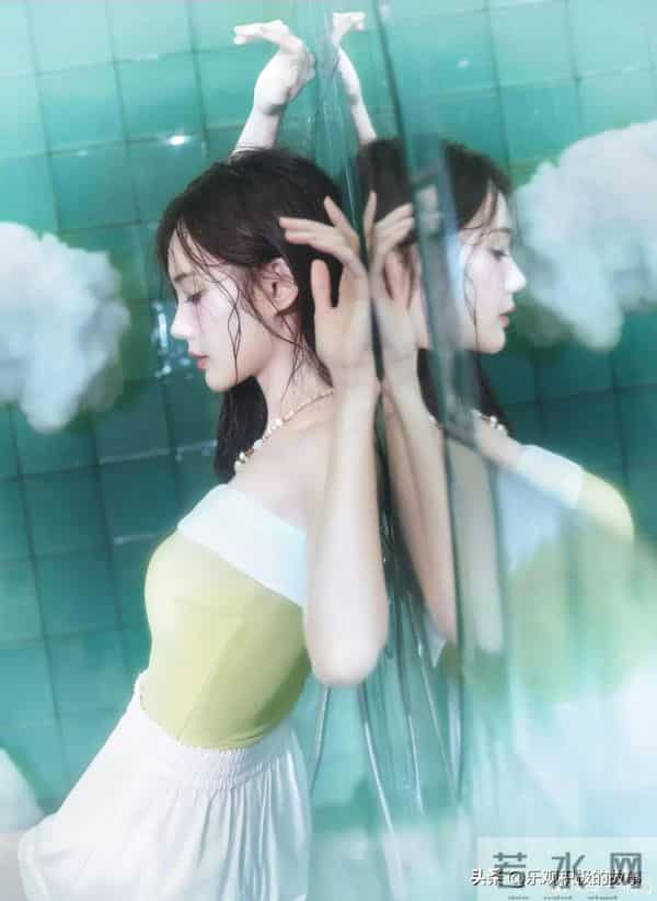 李一桐｜浴室泳装