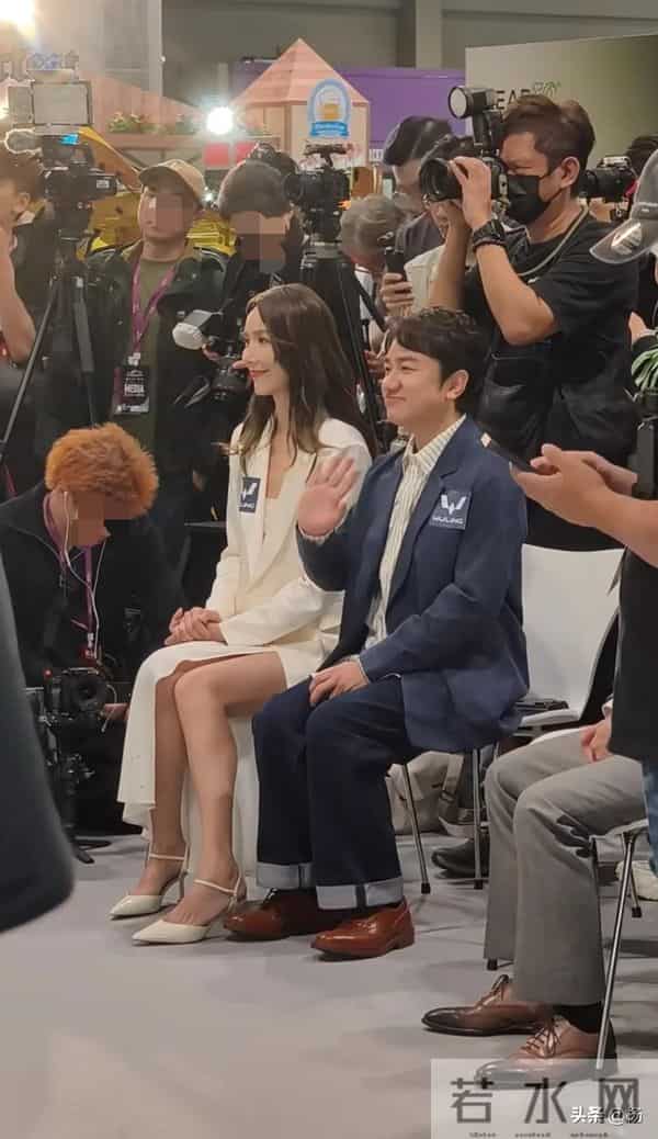 45岁王祖蓝和老婆现身香港，李亚男身材高挑美腿修长，打扮时尚！