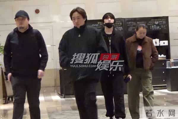 曝贾士凯被知名导演醉吻,杨洋提前离场很淡定,曾还与baby传绯闻