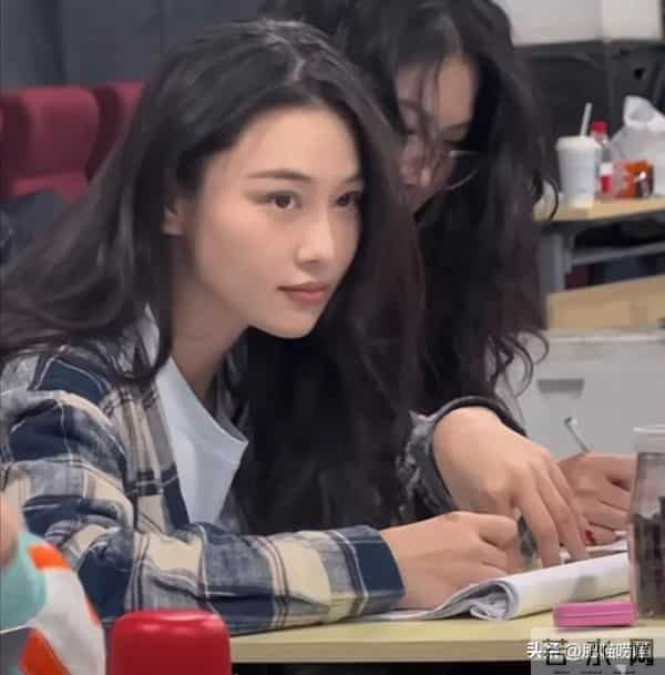 38岁张馨予晒近照,穿卫衣扎马尾似20岁,何捷真把她宠成了小女孩