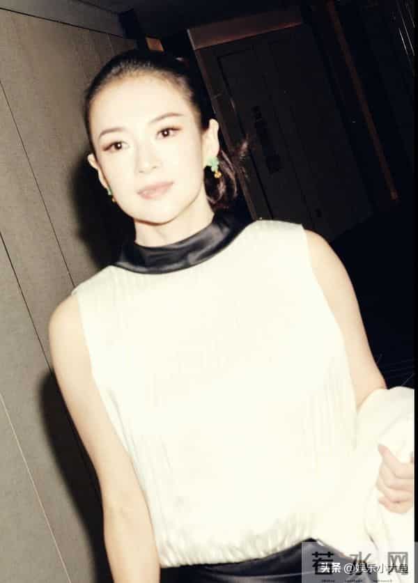 章子怡出席北京Dior之家开幕,穿米色长款外套,压轴出场大气漂亮