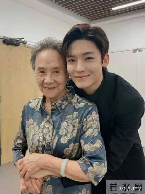 87岁吴彦姝没想到，丈夫和父母去世后，名校博士的外孙成她的依靠