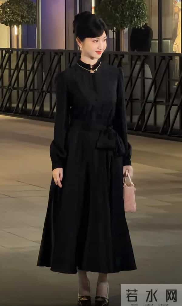 章子怡压轴亮相迪奥活动！LV家族长公主陪走红毯，高马尾嫩如少女