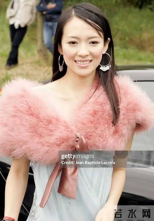 章子怡压轴亮相迪奥活动！LV家族长公主陪走红毯，高马尾嫩如少女