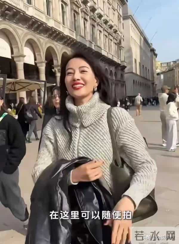 46岁高圆圆米兰街头放飞!没人认出素颜狂拍，生图状态看呆路人