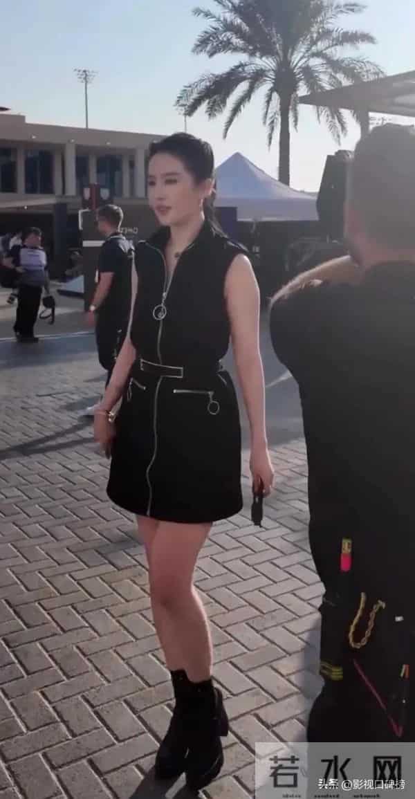 刘亦菲现身阿布扎F1赛车现场，穿一身名牌，妆容精致，颈纹很明显