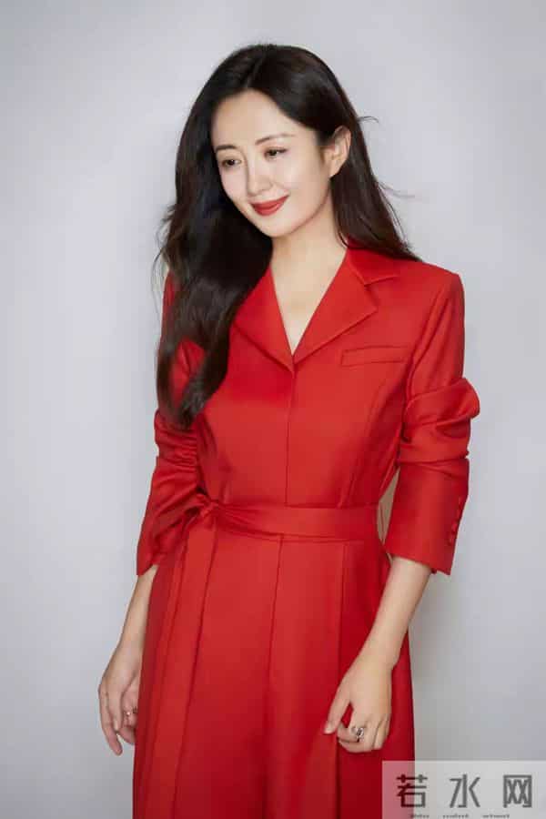 穿红色连衣裙的杨童舒