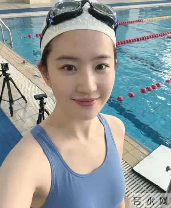 刘亦菲现身阿联酋，离开美颜滤镜，真实状态曝光，两条腿尤为吸睛