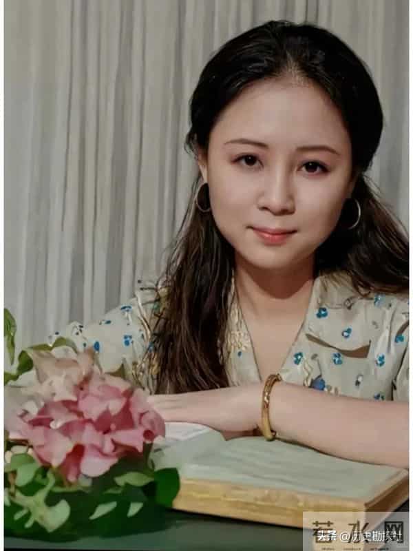 琼瑶和丈夫平鑫涛，在昆明石林旅游时，一张珍贵的合影，很浪漫