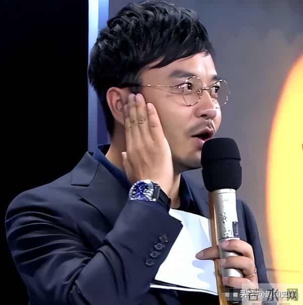 51岁汪涵现状:常年居住在长沙,穿人字拖嚼槟榔,大烟斗不离身