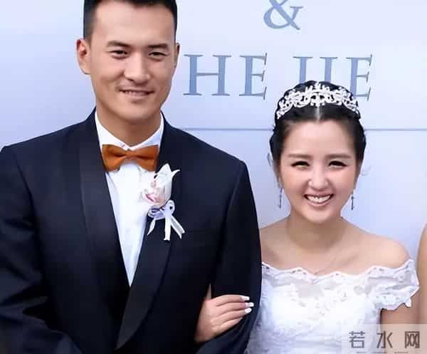 39岁何洁被嘲不忍直视, 腋下勒出副乳肚子三层肉, 养4个娃操劳疲惫