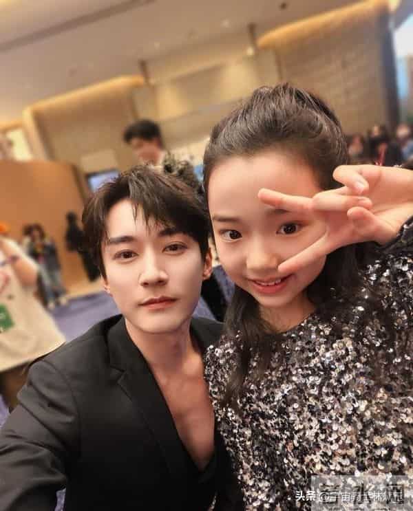 小酒窝晒了和杨幂白鹿檀健次刘宇宁黄景瑜王安宇合照引爆全网!