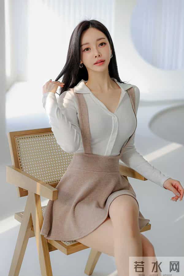 孙允珠白色衬衣短裙