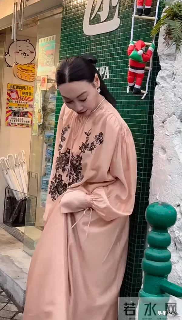 65岁惠英红澳门被偶遇，新中式连衣裙精美华丽，整体造型一言难尽