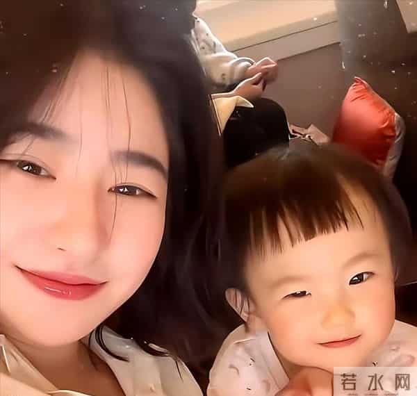 黄一鸣带女儿医院看病,闪闪聪明惹人疼,网友:王思聪会很遗憾!